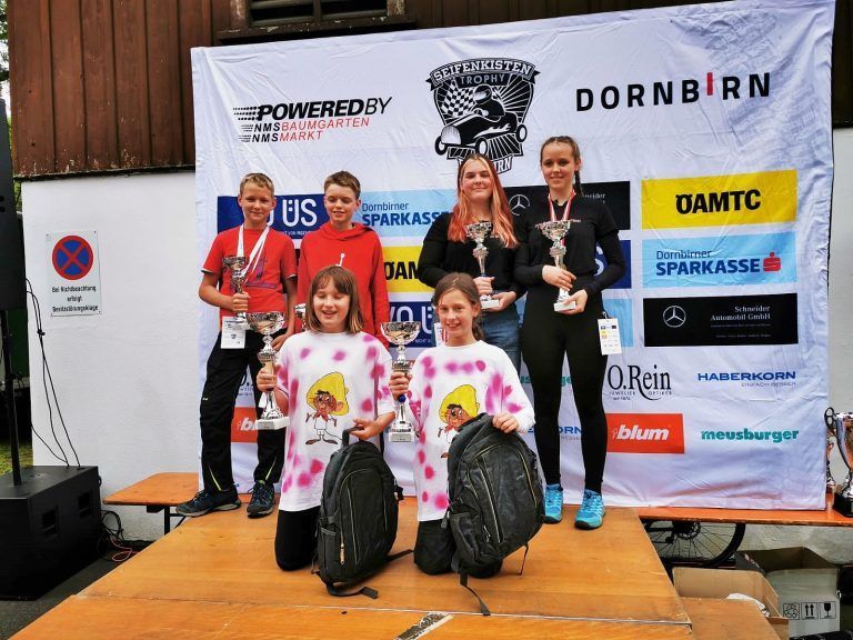 So sehen Sieger aus - die Mädels von Speedy Gonzales holten sich den Sieg in der Kategorie 2. - Turbospaß auf vier Rädern - Seifenkisten Trophy 5.0