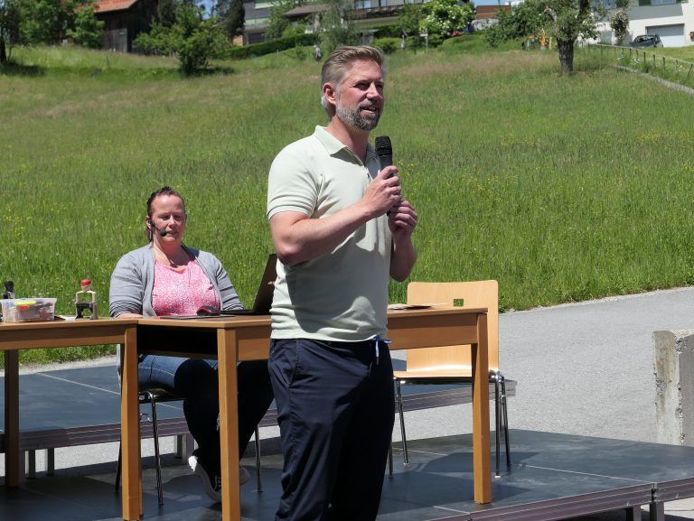 Bgm. Thomas Konrad moderierte die Veranstaltung gekonnt. - Hallo Nachbar 2024