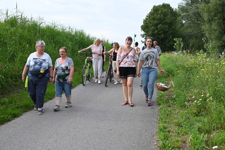 Iris Hollenstein und Sabine Simon veranstalteten zum zweiten Mal eine Wildkräuterwanderung entlang des Rheins. - Heilkräuter am Wegrand entdecken - Heilkräuter am Wegrand entdecken