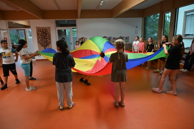 Beim diesjährigen Sportfest der VS Rheindorf stand die Bewegung und der Spaß daran an oberster Stelle. Einen ganzen Vormittag lang verwandelte sich die Schule in ein riesiges Sportfest. - Einmal sportlich um die Welt - Einmal sportlich um die Welt