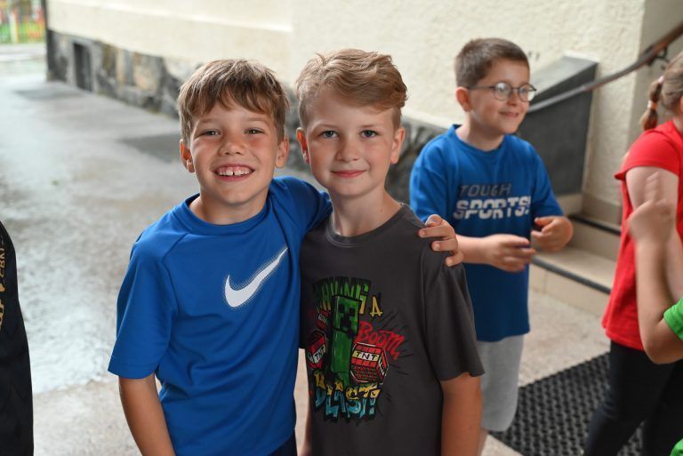 Enrico und Lukas waren schon aufgeregt, ob sie es schaffen würden, die "Kuh" zu melken. - Einmal sportlich um die Welt - Einmal sportlich um die Welt