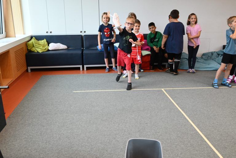 In Großbritannien absolvierten die Kinder einen Teebeutelweitwurf. - Einmal sportlich um die Welt - Einmal sportlich um die Welt