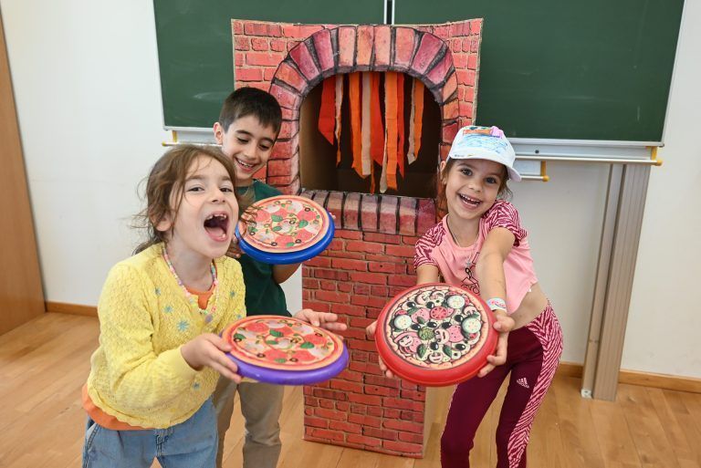 Großen Spaß hatten die Schülerinnen und Schüler beim Pizzazielwurf. - Einmal sportlich um die Welt - Einmal sportlich um die Welt