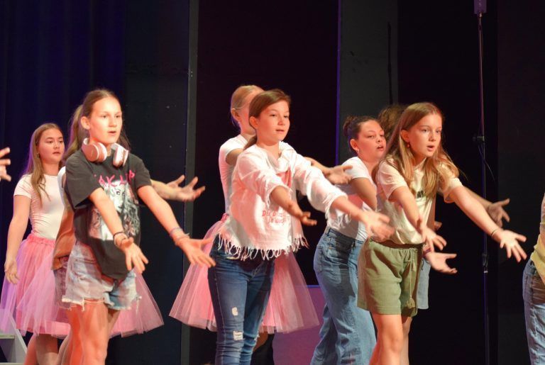 Für alle Mitwirkenden gab es riesigen Applaus für die bestens gelungenen Musicalaufführungen. - Kindermusical Coco Superstar