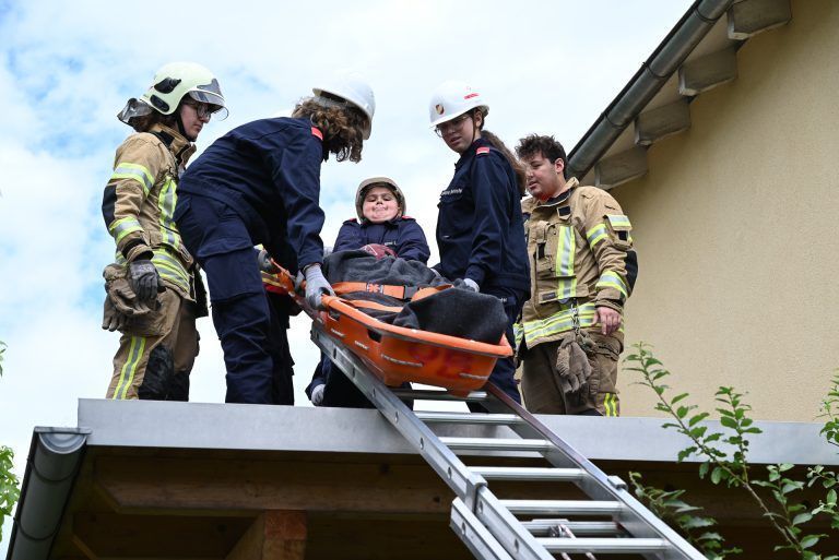 Mittels Schleifkorb-Trage wurde die verunglückte Person vorsichtig vom Dach gebracht. - Mit Piepser und Blaulicht unterwegs - Mit Piepser und Blaulicht unterwegs