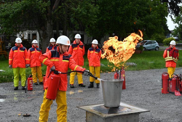 Jeder durfte mit dem Feuerlöscher den Brand bekämpfen. - Mit Piepser und Blaulicht unterwegs - Mit Piepser und Blaulicht unterwegs