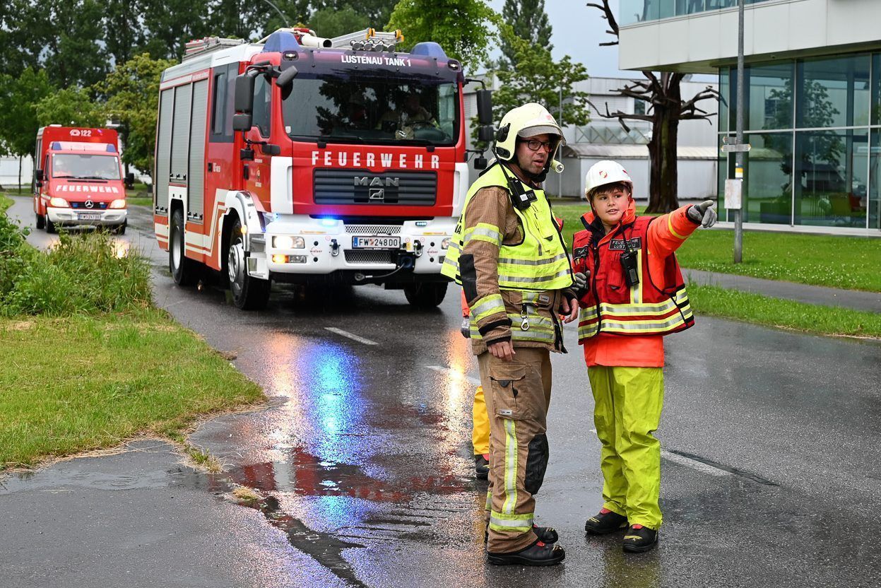 Einen aufregenden Einsatz erlebten sie bei Rasis Bündt. Sie wurden zu einem Verkehrsunfall mit Verletzten gerufen. - Mit Piepser und Blaulicht unterwegs - Mit Piepser und Blaulicht unterwegs