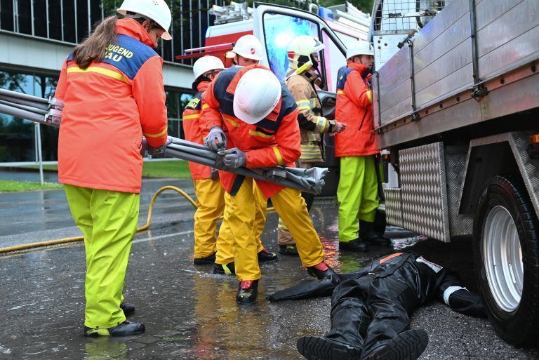 Ein Fußgänger wurde übersehen. Dieser lag verletzt am Boden und musste gerettet werden. - Mit Piepser und Blaulicht unterwegs - Mit Piepser und Blaulicht unterwegs