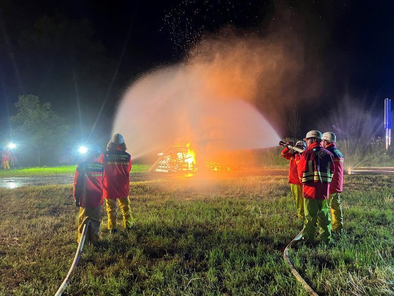 Highlight war der Großbrand beim Gutshof Heidensand um zehn Uhr abends. (Quelle: Feuerwehr) - Mit Piepser und Blaulicht unterwegs - Mit Piepser und Blaulicht unterwegs