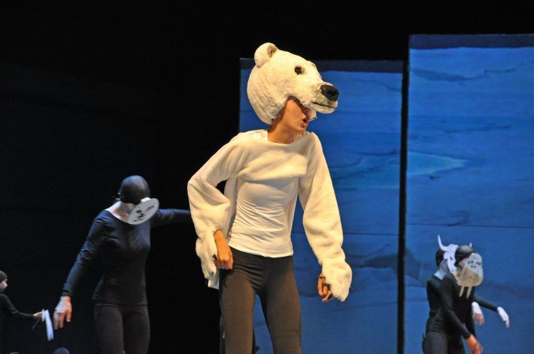 Der Eisbär vertrat die Lebenswelt der Arktis. - Musical "Waaritaanka"
