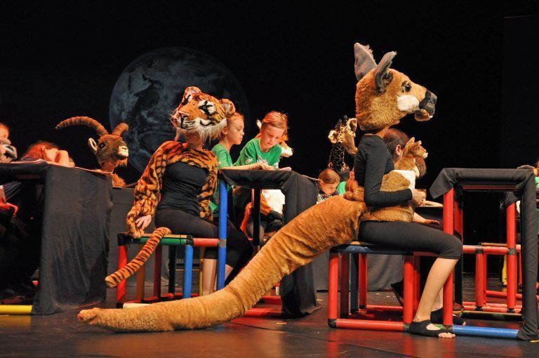 Bei der Konferenz wirkten auch Menschenkinder mit. - Musical "Waaritaanka"