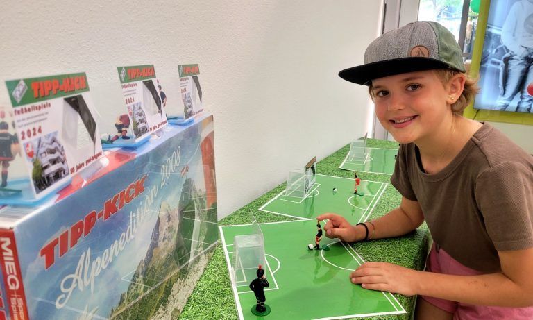 Finya Denifl war die erste Tagessiegerin beim Torwandschießen im Rahmen derTipp-Kick-Fußballspiele-Ausstellung im GWL in Bregenz. - Bilder von der Tipp-Kick-Fußballspiele-Ausstellung im GWL in Bregenz - Bilder von der Tipp-Kick-Fußballspiele-Ausstellung im GWL in Bregenz