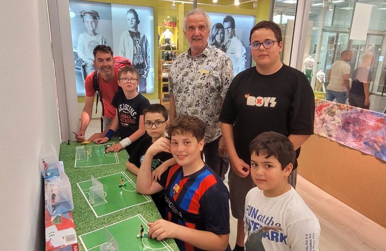 Führungen und Torwandschießen bei der größten Tipp-Kick-Fußballspiele-Ausstellung anlässlich der EURO 2024 im Erdgeschoss des Einkaufszentrums GWL in Bregenz. - Bilder von der Tipp-Kick-Fußballspiele-Ausstellung im GWL in Bregenz - Bilder von der Tipp-Kick-Fußballspiele-Ausstellung im GWL in Bregenz