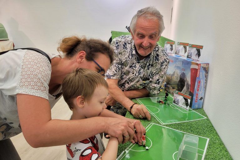 Übung macht den Meister: Viel Spaß haben die Kinder beim Torwandschießen im Rahmen der Tipp-Kick-Fußballspiele-Ausstellung im GWL in Bregenz. - Bilder von der Tipp-Kick-Fußballspiele-Ausstellung im GWL in Bregenz - Bilder von der Tipp-Kick-Fußballspiele-Ausstellung im GWL in Bregenz