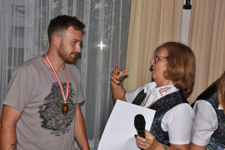 Zunftmeisterin Dagmar-Fenkart-Kaufmann freute sich zahlreiche Mitglieder für ihre Verdienste zu ehren. - Närrische Traditionen und große Ehrungen - 63. JHV Dornbirner Fasnatzunft