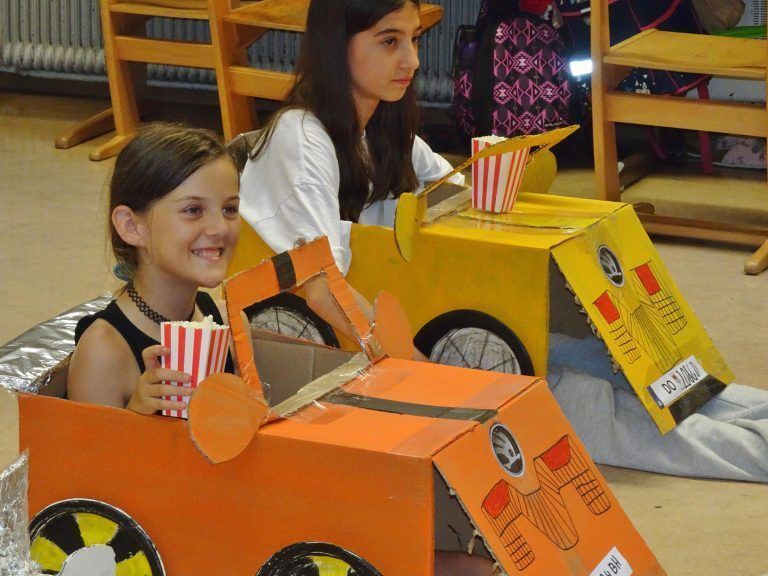 Die Kinder hatten viel Spaß bei der Vorführung. - Wenn der Klassenraum zum Kino wird - Autokino VS Schoren