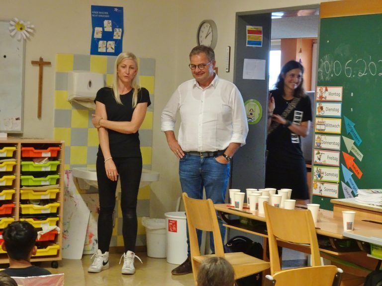 Sponsor Rudi Schwarz schaute bei der Kinopremiere vorbei. - Wenn der Klassenraum zum Kino wird - Autokino VS Schoren