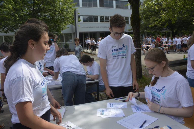 Die Runden werden notiert - Sponsorenlauf am BG Feldkirch-Rebberggasse
