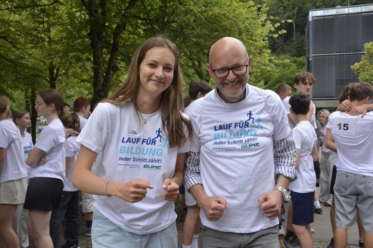 Lisa Stranninger und Prof. Markus Amann wärmen auf - Sponsorenlauf am BG Feldkirch-Rebberggasse
