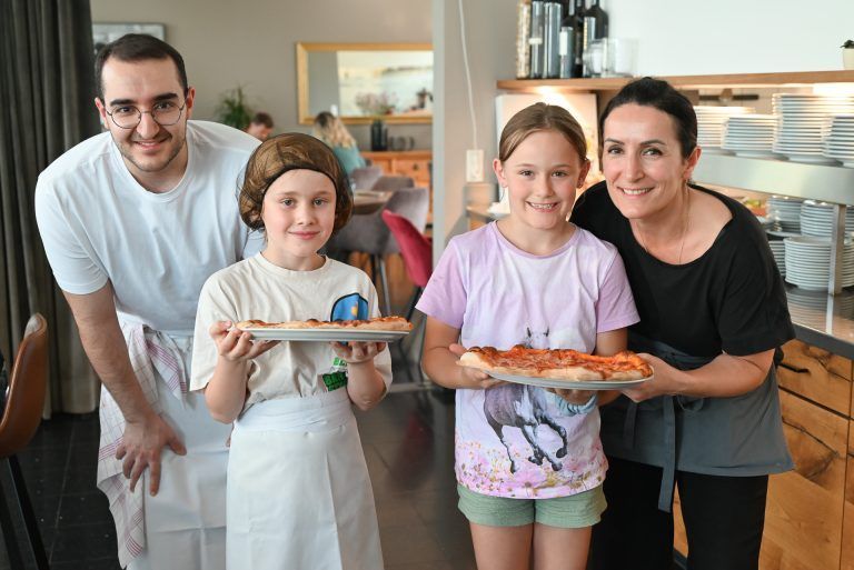 Die Inhaber der Pizzeria waren berührt von der Aktion und luden Gabriel kurzerhand zum Pizzamachen zu sich ein. Seine Klassenkameradin Sophie (8) durfte seine Pizza kosten. - „In der Pizzeria schauen die Gäste immer so glücklich aus“ - „In der Pizzeria schauen die Gäste immer so glücklich aus“