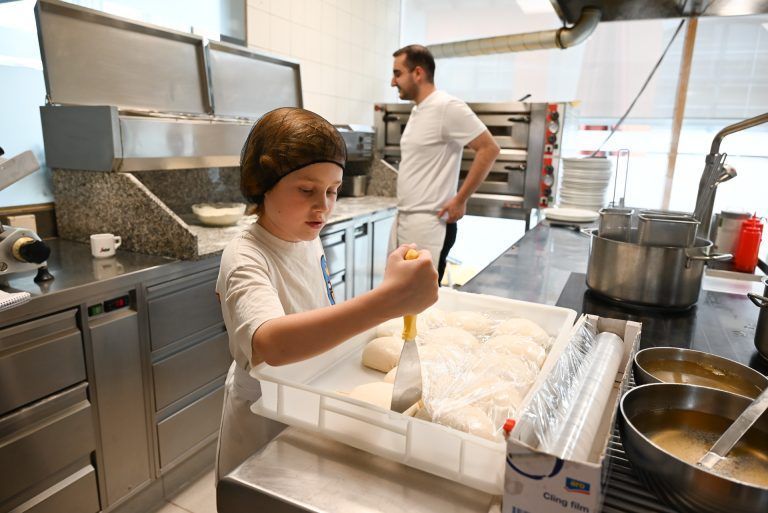 Gabriel lernten seinen Lieblingsort ganz genau kennen: Er durfte seine eigene Pizza machen. - „In der Pizzeria schauen die Gäste immer so glücklich aus“ - „In der Pizzeria schauen die Gäste immer so glücklich aus“