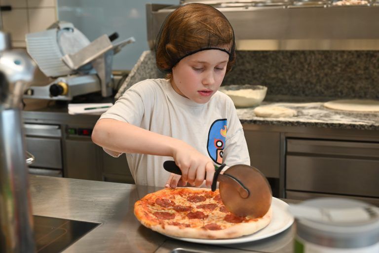 Nachdem seine Lieblingspizza fertig gebacken wurde, durfte er sie mit seinen Eltern und seiner Klassenkameradin genießen. - „In der Pizzeria schauen die Gäste immer so glücklich aus“ - „In der Pizzeria schauen die Gäste immer so glücklich aus“
