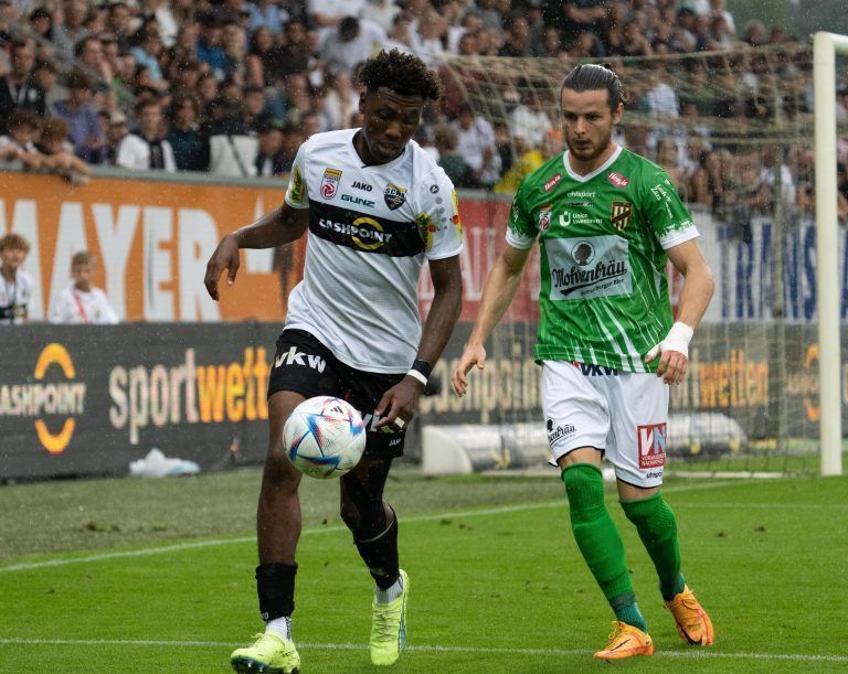 v.l. Alexis Tibidi (Altach) gegen Jean Hugonet (Lustenau)