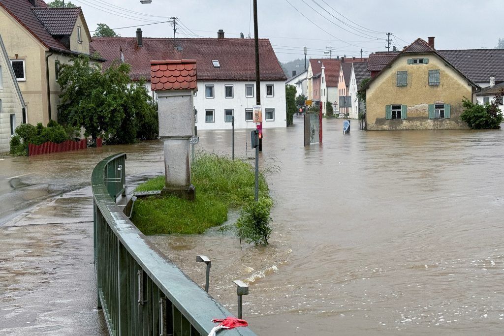 Überflutungen in Süddeutschland &#8211; Menschen mit Booten gerettet