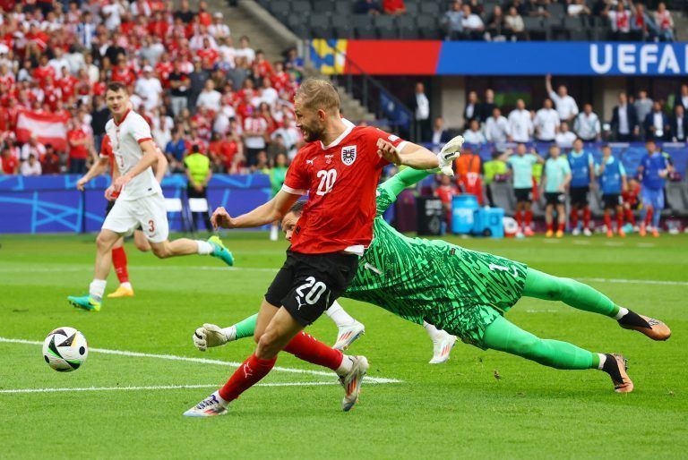 SOCCER-EURO-POL-AUT/REPORT
