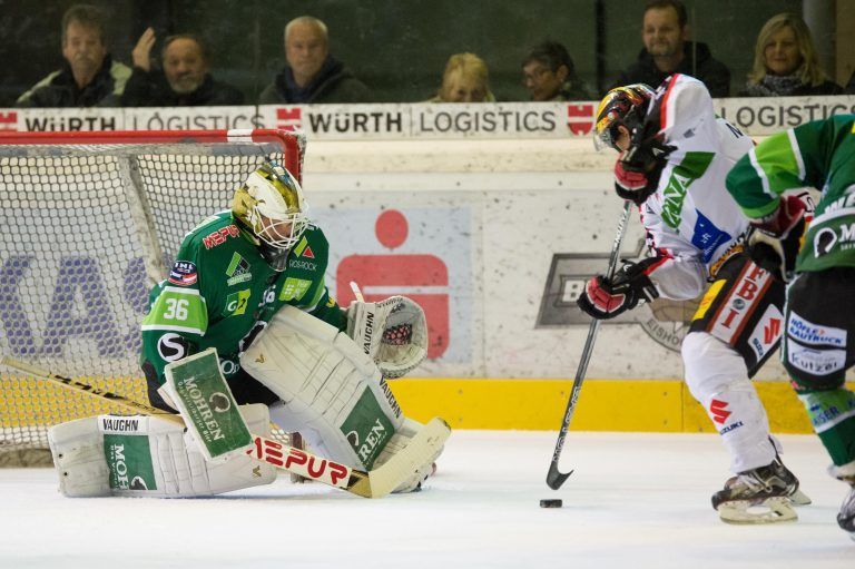Eishockey: EHC Bregenzerwald – VEU Feldkirch tormann SCHWENDINGER Christof gegen Martin Mairitsch