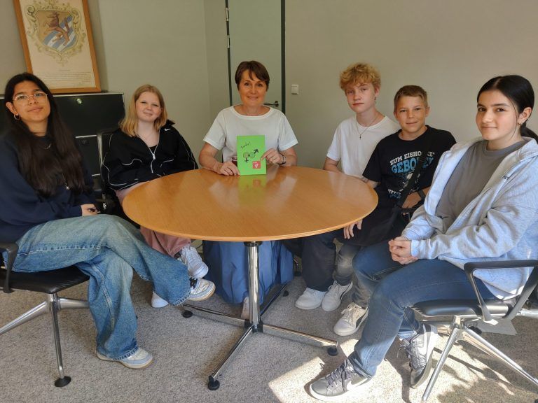 Schüler und Schülerinnen der 3e Klasse führten ein Interview mit Bgm. Angelika Moosbrugger. - © Natascha Moosbrugger/Lehrpersonen der MS Wolfurt