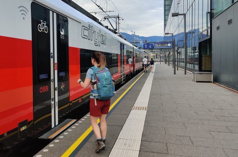 ABD0001_20230806 – SALZBURG – STERREICH: ++ THEMENBILD ++ “Bergsport ist Motorsport”, besagt ein gngiger Slogan. Das klingt berspitzt, das Gros der Wanderer und Bergsteiger fhrt aber nach wie vor mit dem eigenen Pkw zum Ausgangspunkt ihrer Touren. Dabei kme dem Verkehr bei der Bekmpfung der Klimakrise eine wichtige Rolle zu: Er ist einer jener Sektoren, […]