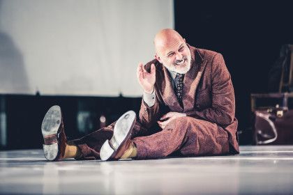 ABD0021_20151019 – WIEN – STERREICH: V. l.: Lukas Holzhausen whrend einer undatierten Fotoprobe des Stcks “Alte Meister” von Thomas Bernhard im Volkstheater in Wien. Die Premiere des Stckes findet am 18. Oktober 2015 statt. – FOTO: APA/VOLKSTHEATER/LUPISPUMA.COM – +++ WIR WEISEN AUSDRCKLICH DARAUF HIN, DASS EINE VERWENDUNG DES BILDES AUS MEDIEN- UND/ODER URHEBERRECHTLICHEN GRNDEN AUSSCHLIESSLICH […]