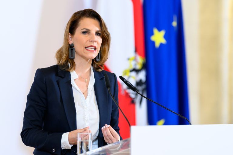 ABD0029_20240531 – WIEN –
STERREICH: Bundesministerin fr EU und Verfassung Karoline Edtstadler (
VP) im Rahmen eines Pressegesprches zu den Ma§nahmen gegen Jugendkriminalitt, am Freitag, 31. Mai 2024, in Wien. – FOTO: APA/MAX SLOVENCIK