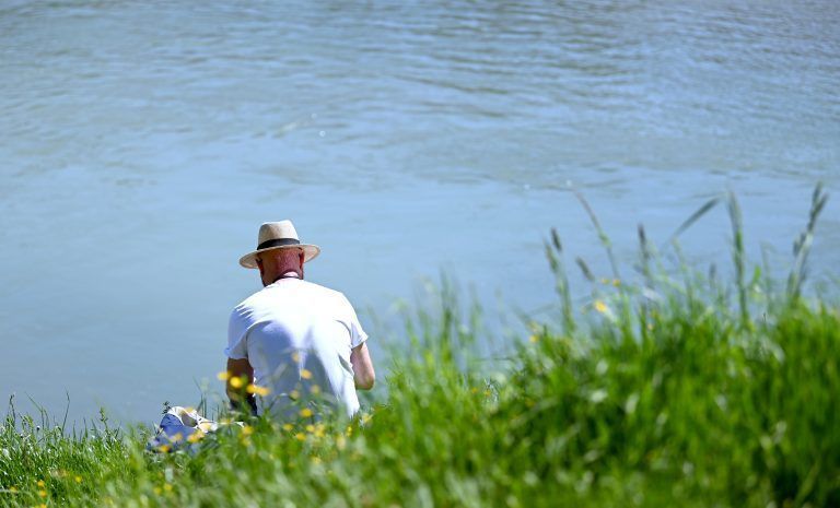 ABD0037_20210510 – SALZBURG – STERREICH: ++ THEMENBILD ++ Ein Mann sitzt am Montag, 10. Mai 2021, am Ufer der Salzach bei Temperaturen bis zu 30 Grad. Ab morgen beginnen die Tage der “Eisheiligen”, auch Maifrste genannt. – FOTO: APA/BARBARA GINDL