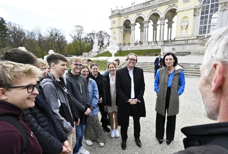 ABD0046_20220407 – WIEN – STERREICH: (v.r.), Bildungsminister Martin Polaschek (VP), Tourismusministerin Elisabeth Kstinger (VP) anl. eines Treffen mit einer Krntner Schulklasse, die erstmals wieder auf Wienwoche ist – Vorstellung der Eckpunkte des neuen Schulveranstaltungsfonds am Donnerstag 07. April 2022 in Wien. – FOTO: APA/HANS PUNZ