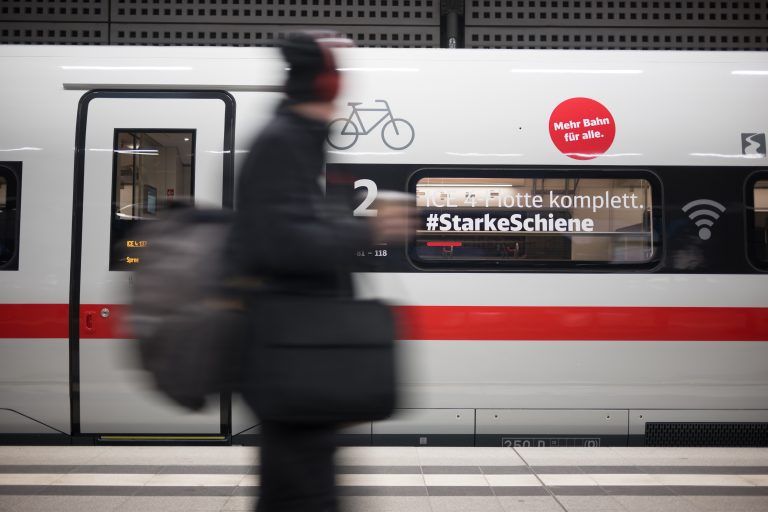 ABD0052_20240319 – BERLIN – DEUTSCHLAND: 19.03.2024, Berlin: Ein Mann geht whrend der Taufe und bergabe des letzten ICE 4 an die Deutsche Bahn an dem Zug vorbei. Der 137. ICE 4 trgt den Namen ÇSpreeÈ. Mindestens 444 Sitze und bis zu 260 Kilometer pro Stunde: Der ICE 4 gilt bei der Deutschen Bahn als “Rckgrat […]