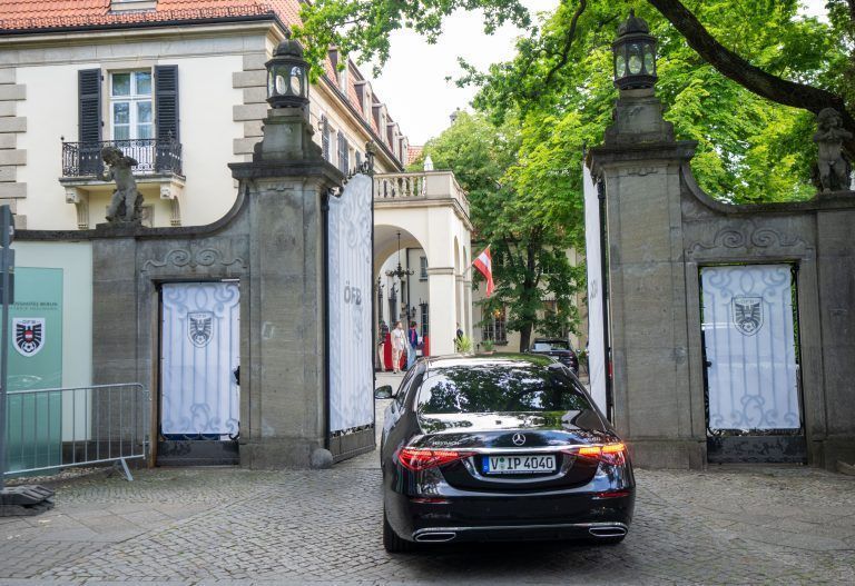 ABD0067_20240612 – BERLIN – DEUTSCHLAND: VIP-Fahrzeug mit David Alaba und Marko Arnautovic bei ihrer Ankunft im Schlosshotel Berlin am Dienstag, 12. Juni 2024. – FOTO: APA/GEORG HOCHMUTH