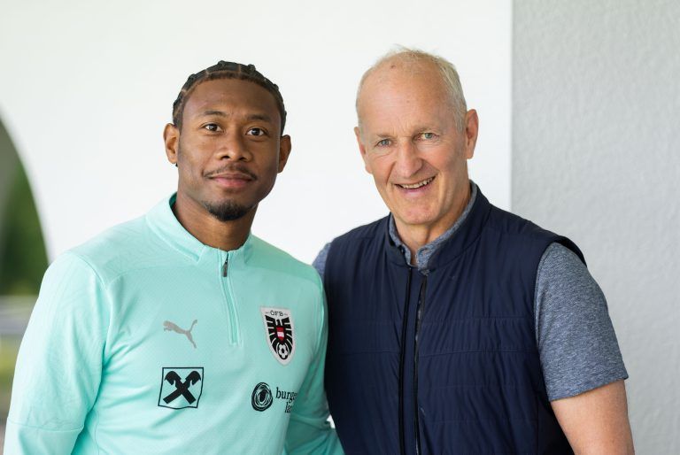ABD0067_20240613 – BERLIN – DEUTSCHLAND: David Alaba und Ralph Krueger am Mittwoch, 13. Juni 2024, im Rahmen eines Trainings des sterreichischen Nationalteams in Berlin. – FOTO: APA/GEORG HOCHMUTH