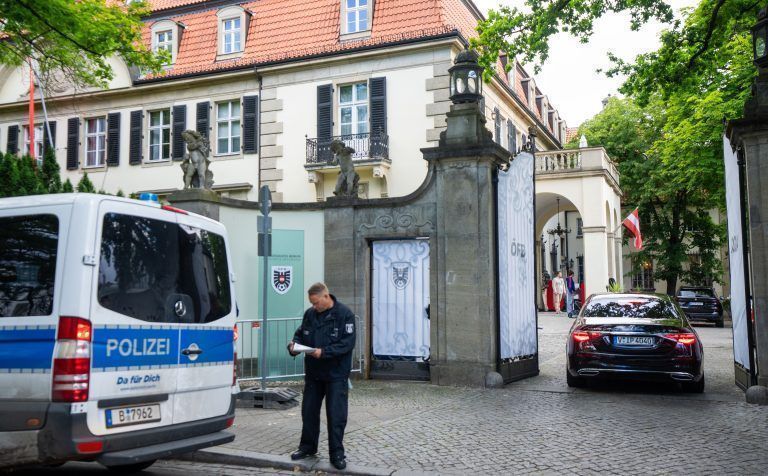 ABD0068_20240612 – BERLIN – DEUTSCHLAND: VIP-Fahrzeug mit David Alaba und Marko Arnautovic bei ihrer Ankunft im Schlosshotel Berlin am Dienstag, 12. Juni 2024. – FOTO: APA/GEORG HOCHMUTH
