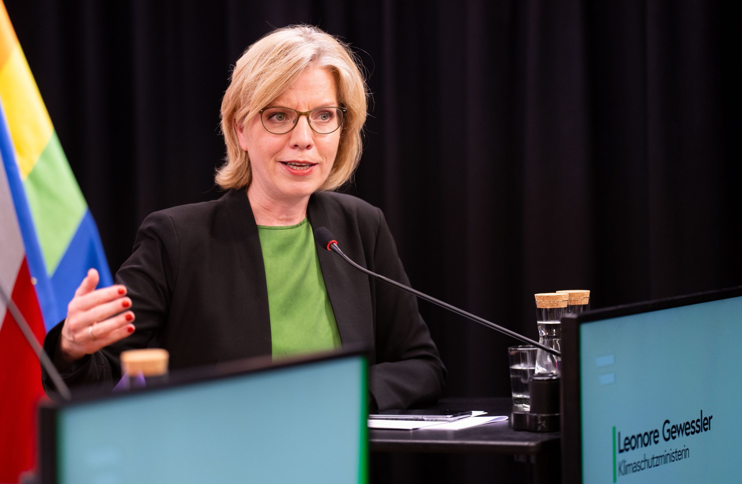 ABD0075_20240607 – WIEN –
STERREICH: Energieministerin Leonore Gewessler (Grne) am Freitag, 07. Juni 2024, whrend einer PK zum Thema “Made in Europe Bonus” in Wien. – FOTO: APA/GEORG HOCHMUTH