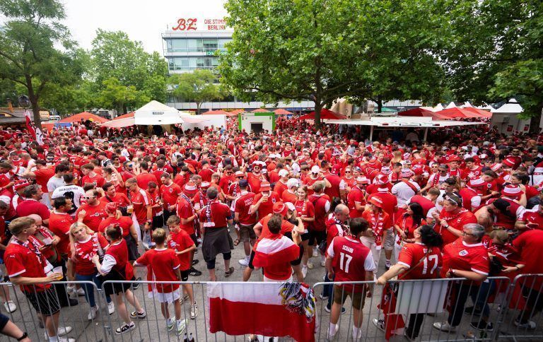 ABD0078_20240621 – BERLIN – DEUTSCHLAND: sterreichische Fans am Freitag, 21. Juni 2024, anl. des UEFA EURO 2024-Spiels (Gruppe D/2. Runde) zwischen Polen und sterreich am Breitscheidplatz Berlin. – FOTO: APA/GEORG HOCHMUTH