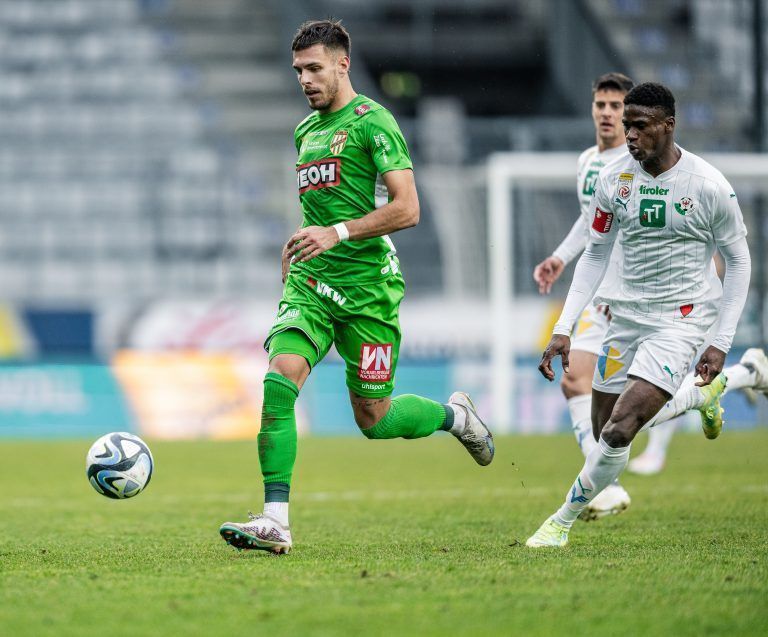 ABD0085_20240211 – INNSBRUCK –
STERREICH: v.l. Darijo Grujcic (SC Austria Lustenau), Mahamadou Diarra (WSG Tirol) am Sonntag, 11. Februar 2024, whrend der Admiral Bundesliga-Begegnung, 18. Runde, zwischen WSG Swarovski Tirol und SC Austria Lustenau in Innsbruck. – FOTO: APA/EXPA/STEFAN ADELSBERGER