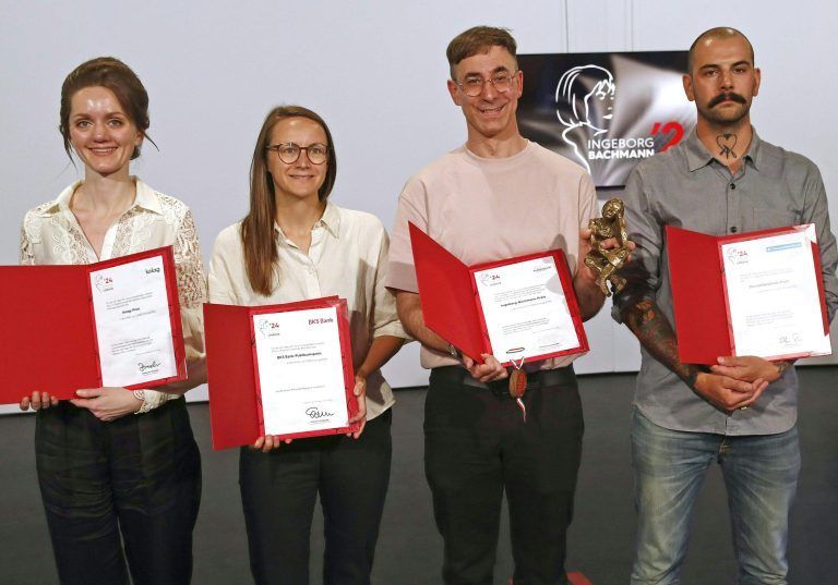 ABD0098_20240630 – KLAGENFURT –
STERREICH: Tamara ?tajner (Kelag-Preis), Johanna Sebauer (3sat-Preis, BKS-Bank-Publikumspreis), Bachmann-Preistrger 2024 Autor Tijan Sila und Denis Pfabe (Deutschlandfunk-Preis) am Sonntag, 30. Juni 2024, anl. der Preisverleihung der Tage der deutschsprachigen Literatur in Klagenfurt. – FOTO: APA/GERT EGGENBERGER