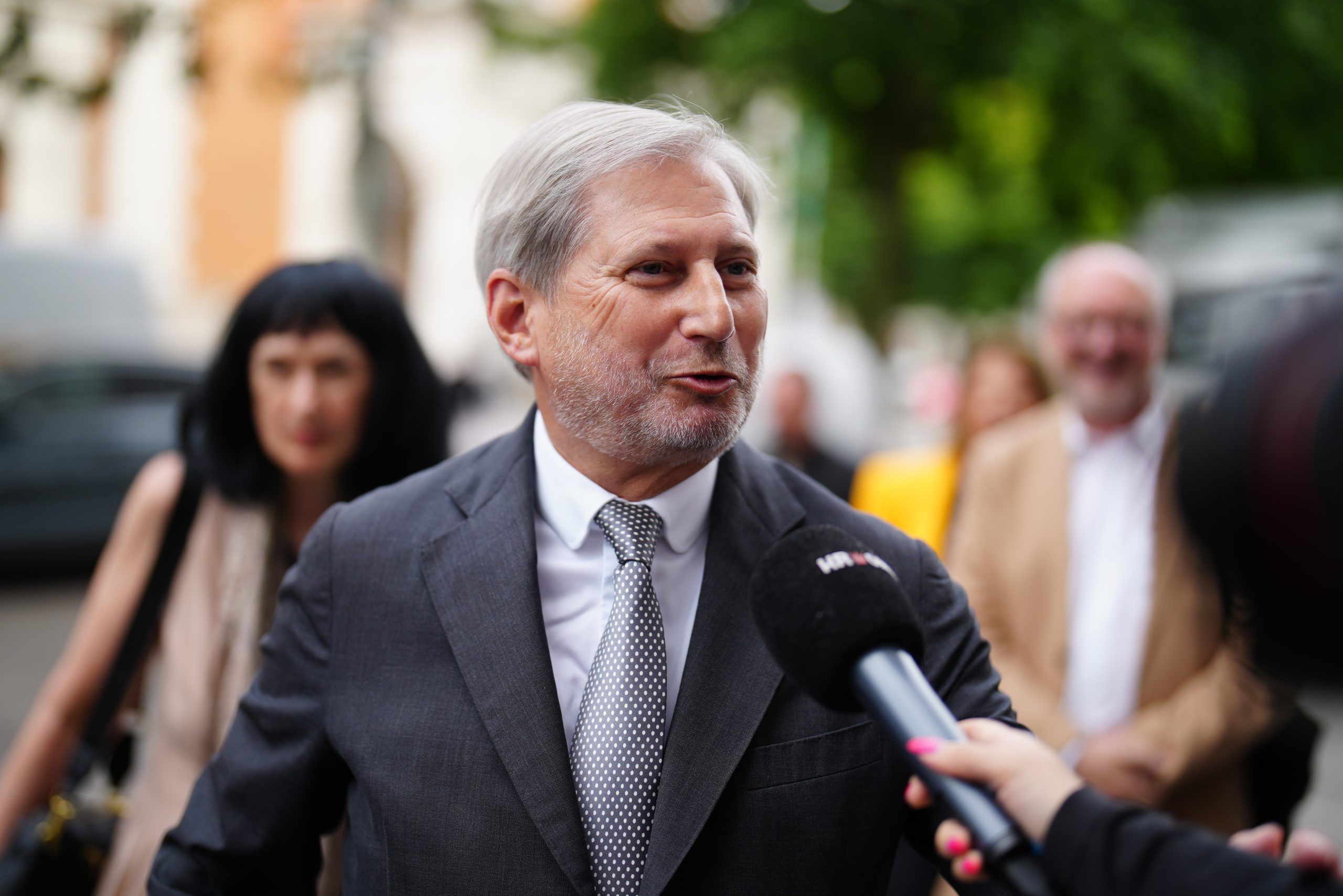 ABD0100_20240609 – WIEN – STERREICH: EU-Kommissar Johannes Hahn (VP) beim Eintreffen im Wahlzentrum im Haus der EU am Sonntag, 09. Juni 2024, in Wien. – FOTO: APA/GEORG HOCHMUTH