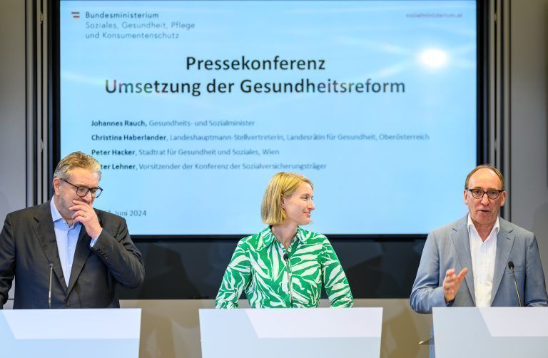 ABD0104_20240607 – WIEN –
STERREICH: v.l. Wiener Stadtrat fr Soziales Peter Hacker (SP
), Landeshauptmann-Stellvertreterin Christine Haberlander (
VP), Bundesminister fr Soziales Johannes Rauch (Grnen) im Rahmen einer Pressekonferenz zur Umsetzung der Gesundheitsreform am Freitag, 07. Juni 2024, in Wien. – FOTO: APA/MAX SLOVENCIK