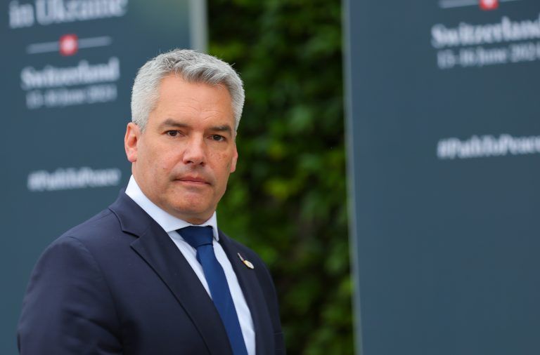 ABD0104_20240615 – BRGENSTOCK – SCHWEIZ: Austria’s Chancellor Karl Nehammer walks to the opening ceremony of the Summit on Peace in Ukraine at the Buergenstock Resort in Stansstad near Lucerne, Switzerland, June 15, 2024. (KEYSTONE/REUTERS/Pool/Denis Balibouse). – FOTO: APA/KEYSTONE/REUTERS/POOL/Denis Balibouse – POOL; EDITORIAL USE ONLY