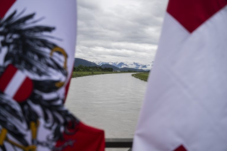 ABD0120_20240517 – WIDNAU – SCHWEIZ: Die Fahnen von Oesterreich und der Schweiz vor dem Alpenrhein, aufgenommen vor der Unterzeichnung des vierten Staatsvertrags zwischen der Schweizerischen.Eidgenossenschaft und der Republik Oesterreich ueber die Verbesserung des.Hochwasserschutzes am Rhein, aufgenommen am Freitag, 17. Mai 2024, auf der Wiesenrainbruecke in Widnau. Mit dem Staatsvertrag soll auf einer Strecke von 26 […]