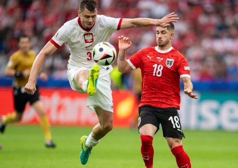 ABD0171_20240621 – BERLIN – DEUTSCHLAND: vlnr.: Pawel Dawidowicz (POL) und Romano Schmid (AUT) am Freitag, 21. Juni 2024, anl. des UEFA EURO 2024-Spiels (Gruppe D/2. Runde) zwischen Polen und sterreich in Berlin. – FOTO: APA/GEORG HOCHMUTH