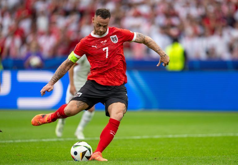 ABD0173_20240621 – BERLIN – DEUTSCHLAND: Marko Arnautovic (AUT) beim Elfmeter zum 1:3 am Freitag, 21. Juni 2024, anl. des UEFA EURO 2024-Spiels (Gruppe D/2. Runde) zwischen Polen und sterreich in Berlin. – FOTO: APA/GEORG HOCHMUTH